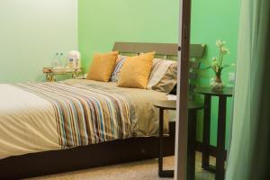 1 dormitorio con 1 cama y mesa auxiliar en Nam Talay Resort en Pran Buri
