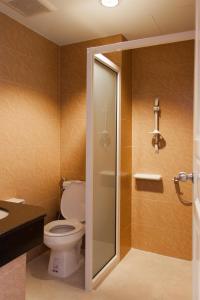 プランブリーにあるNam Talay Resortのバスルーム(トイレ、ガラス張りのシャワー付)