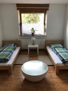 a room with two beds and a white bowl on the floor at Palms Zimmer in Frechen