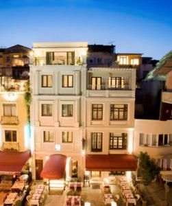 イスタンブールにあるGLK PREMIER Regency Suites & Spaの白い大きな建物