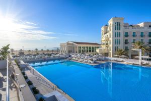 Bazén v ubytovaní Las Arenas Balneario Resort alebo v jeho blízkosti