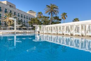 Bazén v ubytovaní Las Arenas Balneario Resort alebo v jeho blízkosti