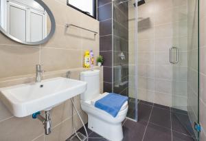 Koupelna v ubytování Legoland Fun- Hostahome Suites at D'Pristine Residence