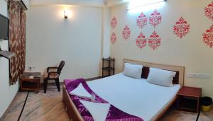 Łóżko lub łóżka w pokoju w obiekcie Madhav Guest House
