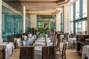 Reštaurácia alebo iné gastronomické zariadenie v ubytovaní Las Arenas Balneario Resort