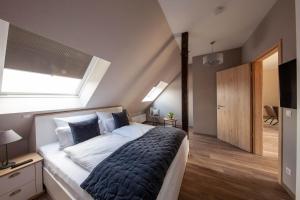 sypialnia z dużym łóżkiem i oknem w obiekcie Altes Amtshaus w mieście Reken