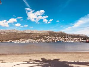 uitzicht op een stad vanaf het strand bij APARTMAN BRANKA *** in Split