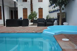 a pool in the courtyard of a hotel at Apartamentos Casa-Patio Las Palmeras in Córdoba