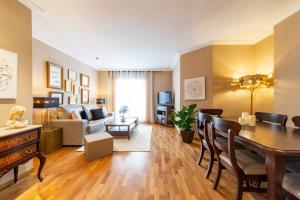 uma sala de estar com uma mesa de jantar e uma sala de estar em Abastos Apartment Center em Valência