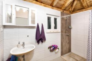 Koupelna v ubytování Aras Wind Rose + 31 fotografií