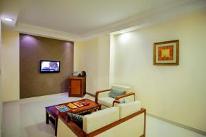 TV a/nebo společenská místnost v ubytování Hamdan Plaza Hotel Salalah, an HTG Hotel