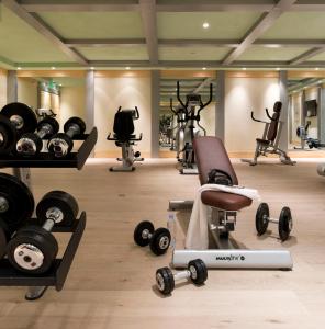 Fitness centrum a/nebo fitness zařízení v ubytování CGH Résidence Boutique Le Lodge des Neiges