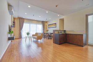 Habitación grande con cocina y sala de estar. en BunHomestay SPACIOUS 4 Bedroom CITY&SEA View 1 min walk to SEA, en Ha Long
