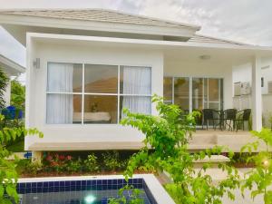 una casa con una piscina di fronte di 2 Bedroom Luxury Pool Villa Orchid short walk to Beach SDV002-By Samui Dream Villas a Mae Nam