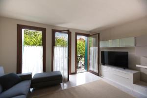 a living room with a couch and a television at Appartamento Castleview Soave in Soave