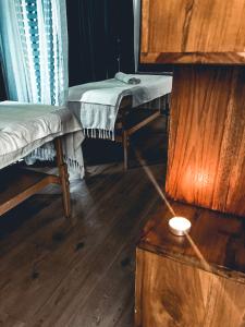 een kamer met 2 bedden en een houten vloer bij Hotel Terme Zi Carmela in Ischia