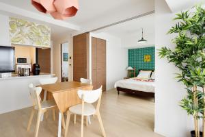 uma sala de jantar e quarto com uma mesa e cadeiras em Namba 2 bedroom apartment, 1 min to Nippombashi em Osaka