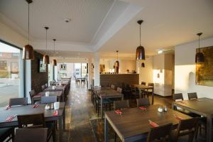 comedor con mesas y sillas de madera en Hotel Duda Langenbruck, en Langenbruck