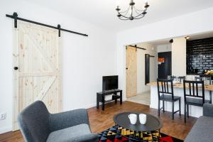 Зона вітальні в First Central Apartments by Renters