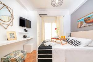 A television and/or entertainment centre at Lyto by Heloni Apartments