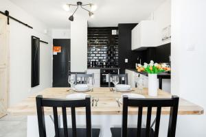 Nápoje v ubytovaní First Central Apartments by Noclegi Renters + 18 fotografií