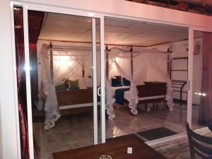 Rúm í herbergi á Suriya Homestay Mirissa