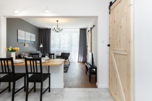 Posedenie v ubytovaní First Central Apartments by Noclegi Renters