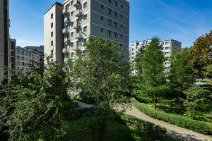 un bâtiment dans une ville avec des arbres devant elle dans l'établissement First Central Apartments by Renters, à Varsovie