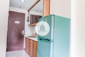 マランにあるApartemen Soekarno Hatta by Easy Staycation 3の冷蔵庫とシンク付きのキッチン +18枚の写真