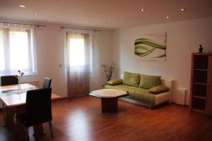 una sala de estar con un sofá y una mesa en Ferienwohnung Maria, en Todtmoos