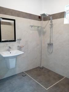 Baðherbergi á Suriya Homestay Mirissa
