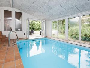 Three-Bedroom Holiday home in Knebel 22 tesisinde veya buraya yakın yüzme havuzu