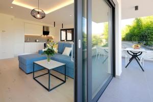 MODENA MARIS-heated pool-grill-relax-jacuzzi apartments的阳台或露台