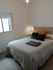 科爾多瓦的住宿－Noches de Azahar，白色卧室配有一张带两个枕头的大床
