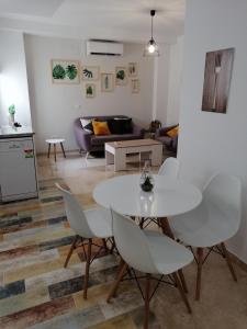 科爾多瓦的住宿－Noches de Azahar，客厅配有白色的桌子和椅子