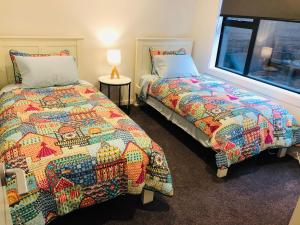 Un pat sau paturi într-o cameră la Central Park Gemini Apartments