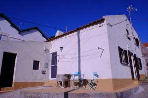 Afbeelding uit fotogalerij van An out of time apartment near the beach in São Bernardino in Atouguia da Baleia