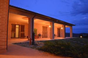 ein Gebäude mit einer Außenterrasse in der Nacht in der Unterkunft Residence Le Casine in Batignano