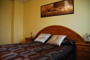 - une chambre avec un lit et 2 oreillers dans l'établissement El Encinedo, à Genevilla