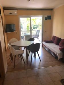 TV a/nebo společenská místnost v ubytování Villa Vidovic Apartments Bella Vista Mare
