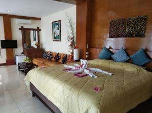 una persona acostada en una cama en un dormitorio en Villa Libra Lombok, en Senggigi  25 fotos más