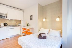 pokój hotelowy z łóżkiem i kuchnią w obiekcie LU&CIA City Beach Malagueta 6 w Maladze