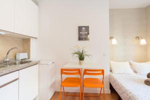 Łóżko lub łóżka w pokoju w obiekcie LU&CIA City Beach Malagueta 6