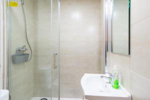 łazienka z prysznicem, umywalką i toaletą w obiekcie LU&CIA City Beach Malagueta 6 w Maladze +17 zdjęć