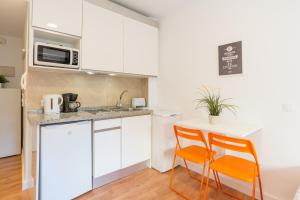 Kuchnia lub aneks kuchenny w obiekcie LU&CIA City Beach Malagueta 6