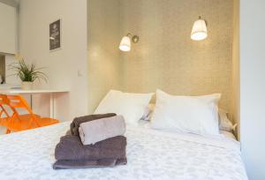 Łóżko lub łóżka w pokoju w obiekcie LU&CIA City Beach Malagueta 6