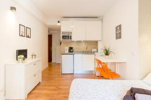Kuchnia lub aneks kuchenny w obiekcie LU&CIA City Beach Malagueta 6