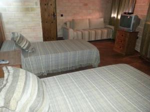 A television and/or entertainment centre at Posada de los Cónsules