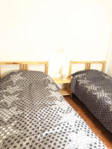 2 nebeneinander sitzende Betten in einem Schlafzimmer in der Unterkunft APARTAMENTO CON TERRAZA 50M2，500M A LA PLAYA in Arenales del Sol