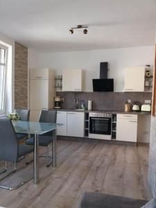 uma cozinha com mesa e cadeiras num quarto em Ferienwohnung "Eisenach Stadtmitte" em Eisenach